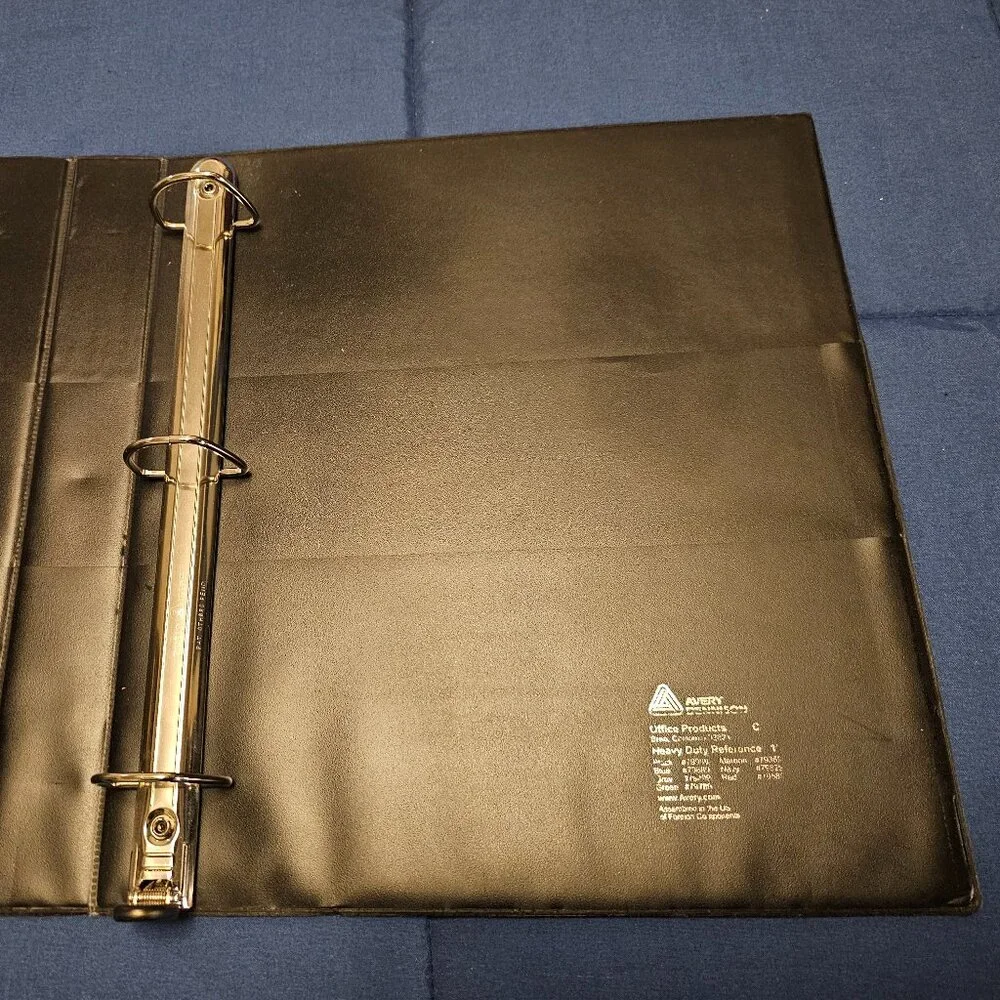 Avery black binder non-view 1